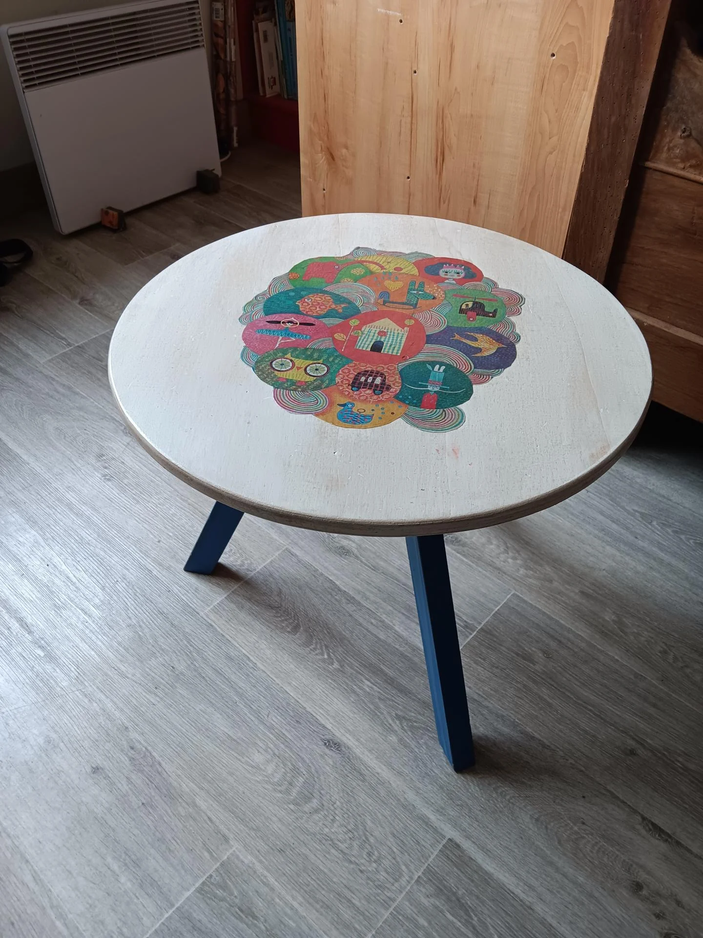 Table enfant. Contre plaqué verni/ déco sac de recuperation.