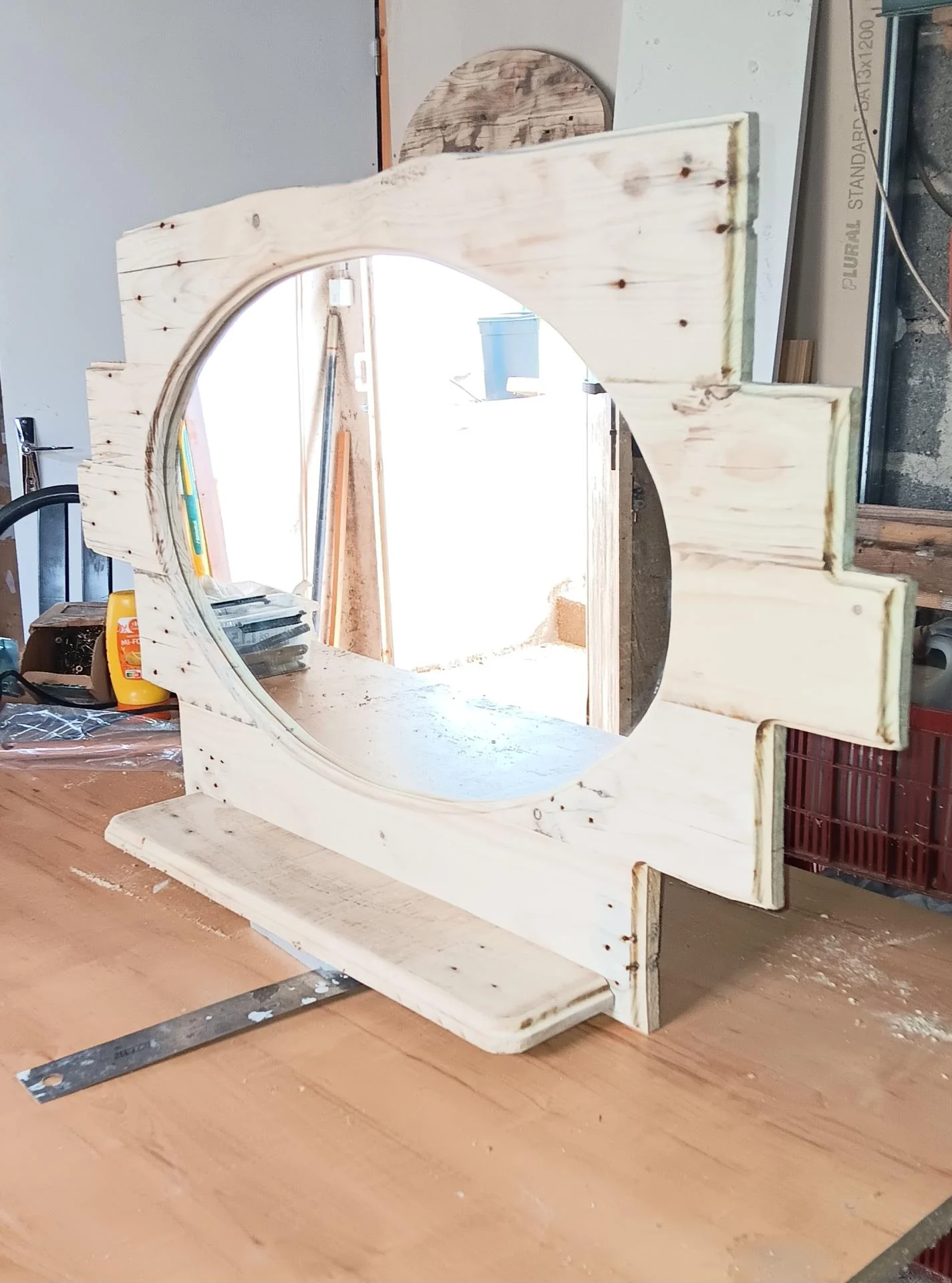 Miroir avec tablette. Finition verni marin.